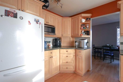102 Dalgleish Bay Nw, Calgary, AB - Indoor Photo Showing Kitchen