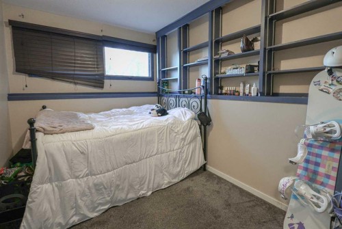 102 Dalgleish Bay Nw, Calgary, AB - Indoor Photo Showing Bedroom