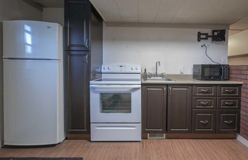 102 Dalgleish Bay Nw, Calgary, AB - Indoor Photo Showing Kitchen