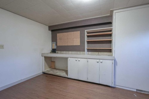 102 Dalgleish Bay Nw, Calgary, AB - Indoor Photo Showing Other Room