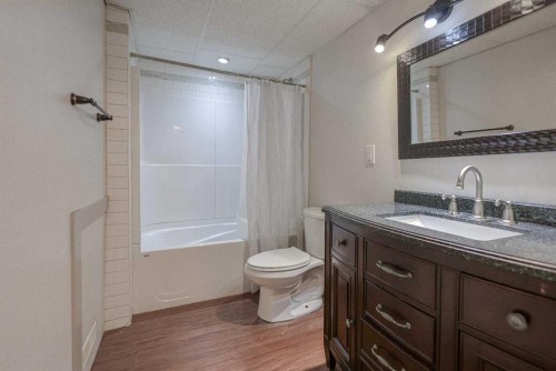 102 Dalgleish Bay Nw, Calgary, AB - Indoor Photo Showing Bathroom