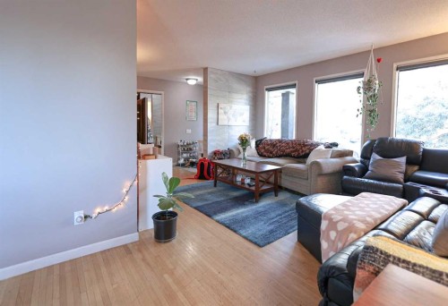 102 Dalgleish Bay Nw, Calgary, AB - Indoor Photo Showing Living Room