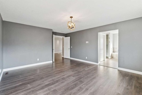 383 Evansglen Drive Nw, Calgary, AB - Indoor Photo Showing Other Room