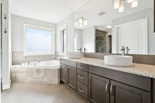 383 Evansglen Drive Nw, Calgary, AB - Indoor Photo Showing Bathroom