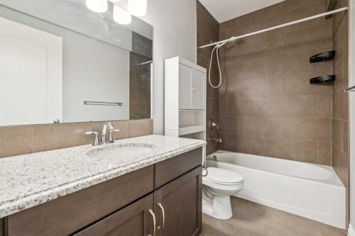 383 Evansglen Drive Nw, Calgary, AB - Indoor Photo Showing Bathroom