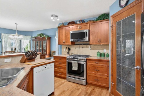 125 Copeland Close, Langdon, AB - Indoor Photo Showing Kitchen