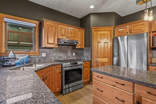215 Miskow Close, Canmore, AB - Indoor Photo Showing Kitchen With Double Sink