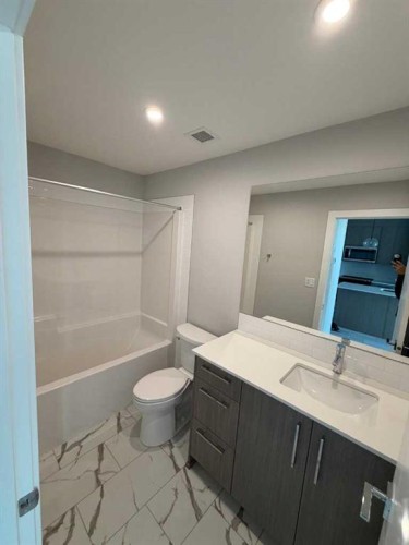 1314-63 Corner Glen Crescent, Calgary, AB - Indoor Photo Showing Bathroom