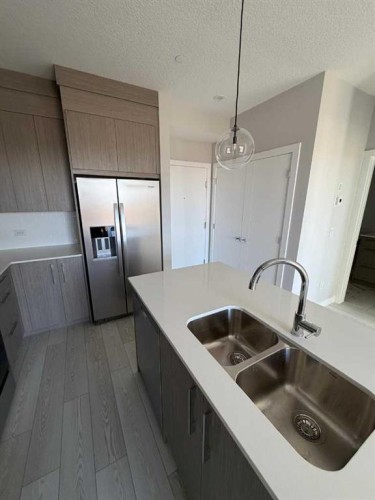 1314-63 Corner Glen Crescent, Calgary, AB - Indoor Photo Showing Kitchen With Double Sink