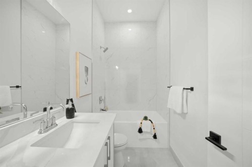 8520 33 Avenue Nw, Calgary, AB - Indoor Photo Showing Bathroom