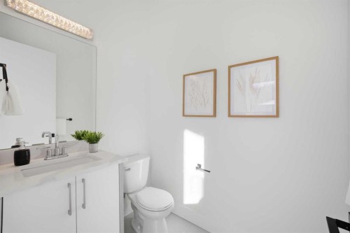 8520 33 Avenue Nw, Calgary, AB - Indoor Photo Showing Bathroom