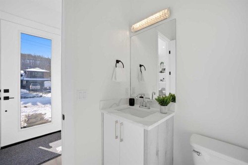 8520 33 Avenue Nw, Calgary, AB - Indoor Photo Showing Bathroom