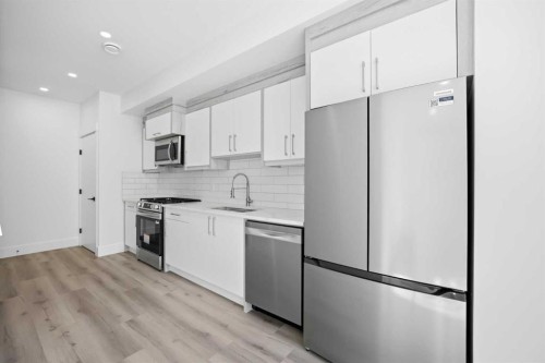 8520 33 Avenue Nw, Calgary, AB - Indoor Photo Showing Kitchen With Upgraded Kitchen