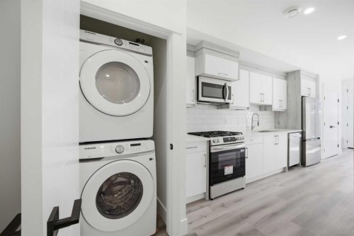 8520 33 Avenue Nw, Calgary, AB - Indoor Photo Showing Laundry Room