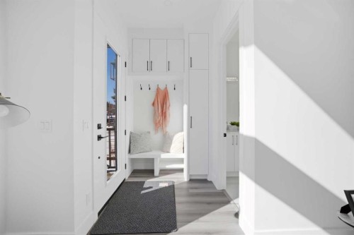 8520 33 Avenue Nw, Calgary, AB - Indoor Photo Showing Other Room