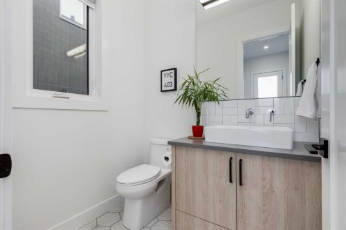 2520 Cochrane Road Nw, Calgary, AB - Indoor Photo Showing Bathroom