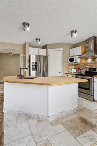 40 Shannon Gardens Sw, Calgary, AB - Indoor Photo Showing Kitchen