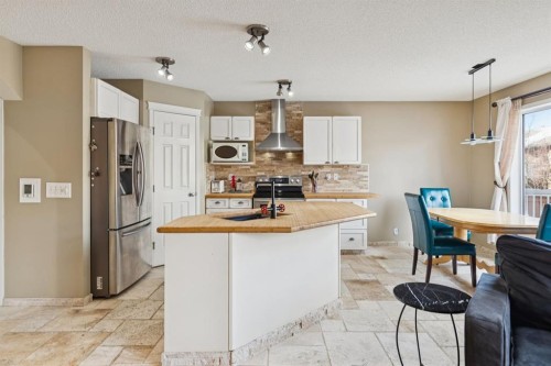 40 Shannon Gardens Sw, Calgary, AB - Indoor Photo Showing Kitchen