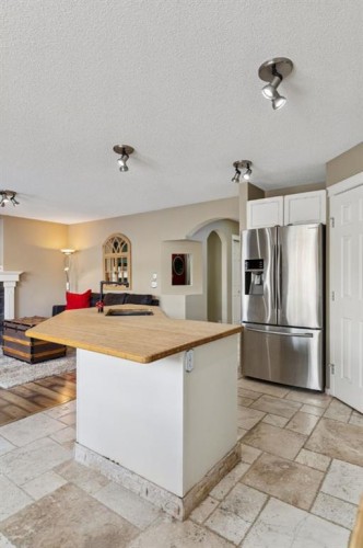40 Shannon Gardens Sw, Calgary, AB - Indoor Photo Showing Kitchen