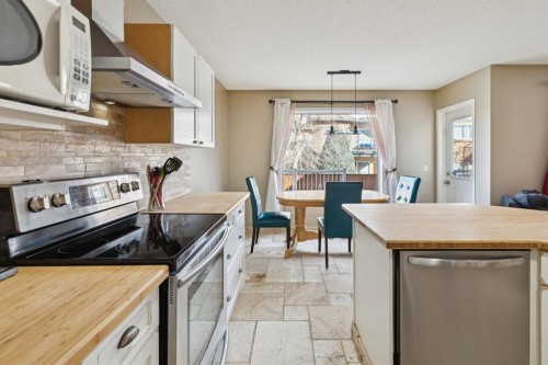 40 Shannon Gardens Sw, Calgary, AB - Indoor Photo Showing Kitchen