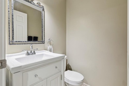 40 Shannon Gardens Sw, Calgary, AB - Indoor Photo Showing Bathroom