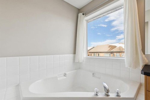 40 Shannon Gardens Sw, Calgary, AB - Indoor Photo Showing Bathroom