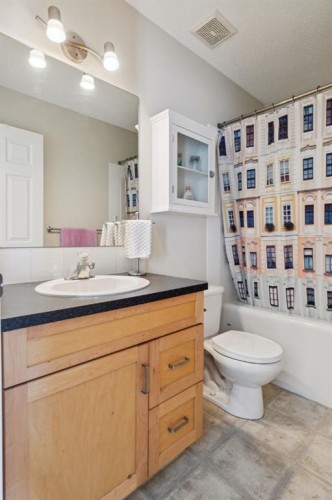 40 Shannon Gardens Sw, Calgary, AB - Indoor Photo Showing Bathroom