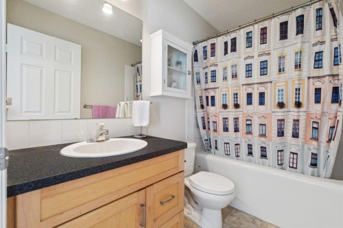 40 Shannon Gardens Sw, Calgary, AB - Indoor Photo Showing Bathroom