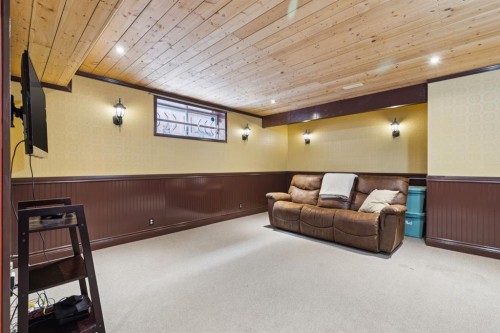 40 Shannon Gardens Sw, Calgary, AB - Indoor Photo Showing Other Room