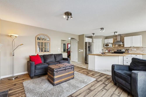 40 Shannon Gardens Sw, Calgary, AB - Indoor Photo Showing Living Room
