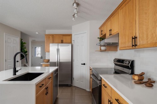 641 Evermeadow Road Sw, Calgary, AB - Indoor Photo Showing Kitchen