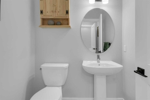 374 Sundown Road, Cochrane, AB - Indoor Photo Showing Bathroom