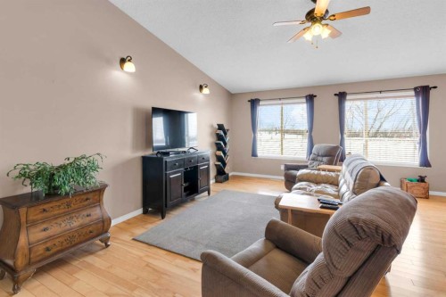 924 Heritage Estates Drive, Acme, AB - Indoor Photo Showing Living Room