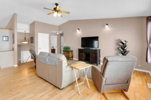 924 Heritage Estates Drive, Acme, AB - Indoor Photo Showing Living Room