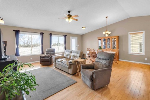 924 Heritage Estates Drive, Acme, AB - Indoor Photo Showing Living Room