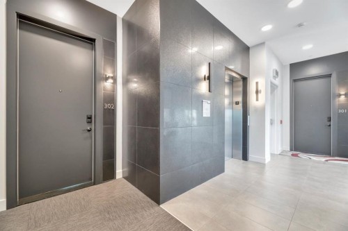 302-105 Lebel Crescent Nw, Calgary, AB - Indoor