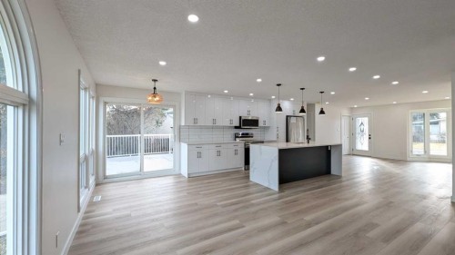 4 Harvey Place Sw, Calgary, AB - Indoor Photo Showing Kitchen With Upgraded Kitchen