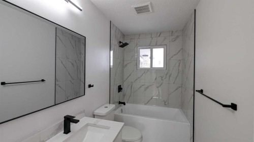 4 Harvey Place Sw, Calgary, AB - Indoor Photo Showing Bathroom