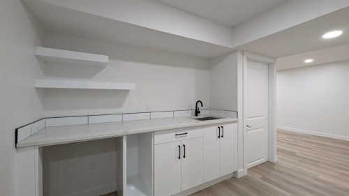 4 Harvey Place Sw, Calgary, AB - Indoor Photo Showing Other Room