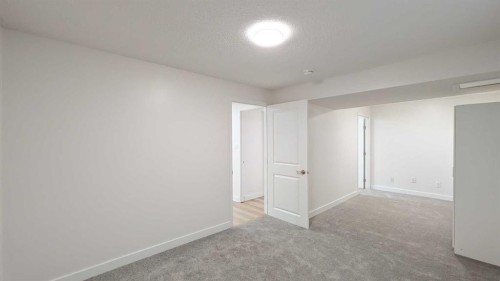 4 Harvey Place Sw, Calgary, AB - Indoor Photo Showing Other Room