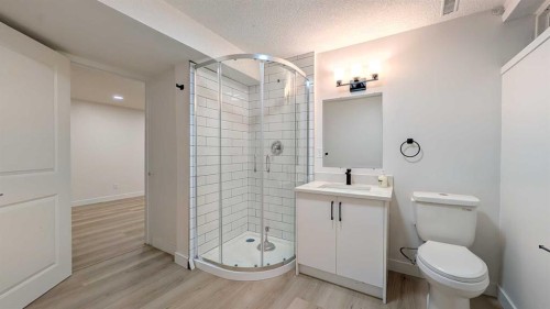4 Harvey Place Sw, Calgary, AB - Indoor Photo Showing Bathroom