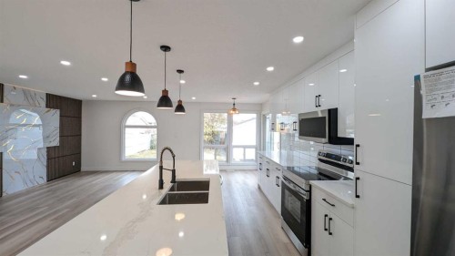 4 Harvey Place Sw, Calgary, AB - Indoor Photo Showing Kitchen With Upgraded Kitchen