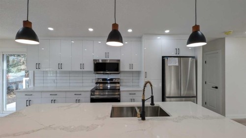 4 Harvey Place Sw, Calgary, AB - Indoor Photo Showing Kitchen With Upgraded Kitchen