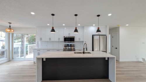 4 Harvey Place Sw, Calgary, AB - Indoor Photo Showing Kitchen With Upgraded Kitchen