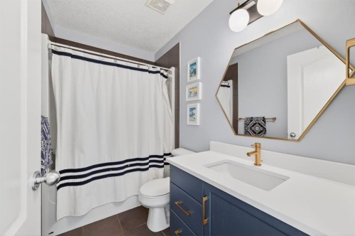 29 Cougarstone Manor Sw, Calgary, AB - Indoor Photo Showing Bathroom