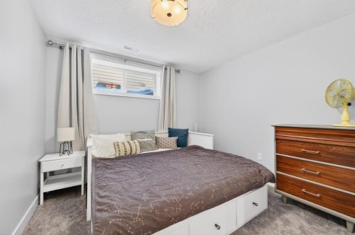 29 Cougarstone Manor Sw, Calgary, AB - Indoor Photo Showing Bedroom