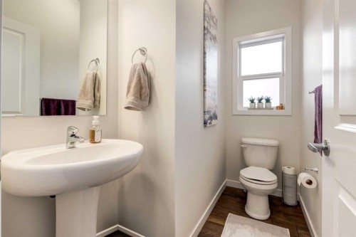 165 Sundown Road, Cochrane, AB - Indoor Photo Showing Bathroom