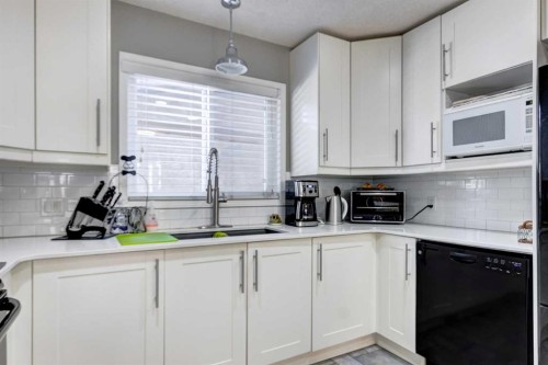 156 Cedarbrook Way Sw, Calgary, AB - Indoor Photo Showing Kitchen