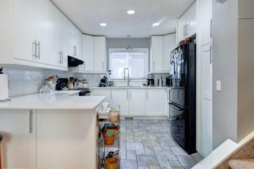 156 Cedarbrook Way Sw, Calgary, AB - Indoor Photo Showing Kitchen