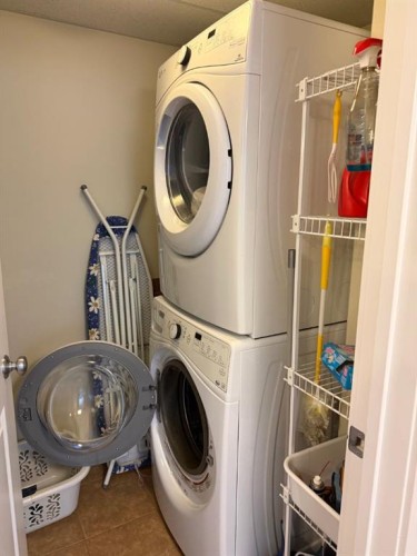 701-16 Varsity Estates Circle Nw, Calgary, AB - Indoor Photo Showing Laundry Room
